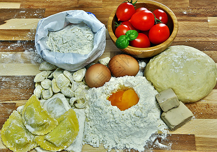 准备自制鸡蛋意大利面的成分a食物原料鸡蛋背景面粉蛋黄桌子烹饪手工生活图片