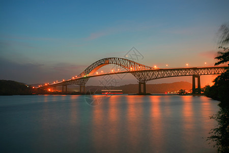 南美洲和北美洲连接的美丽桥梁Puente de l穿越渠道图片