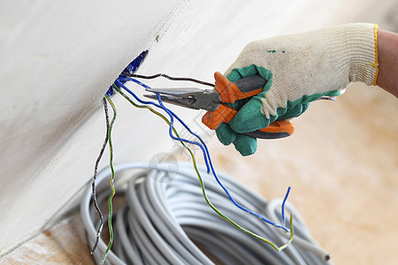 工人放电线力量工作喜悦男性技术员接线金属建造修理工房子图片