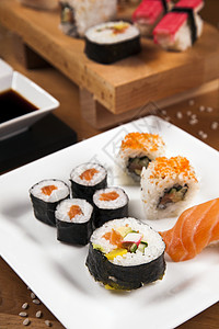美味新鲜寿司盘子小吃鱼子奶油蔬菜文化食物烹饪海鲜饮食图片
