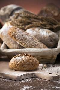 传统面包食物小麦帆布蜂蜜摄影产品桌子棕色粮食篮子图片