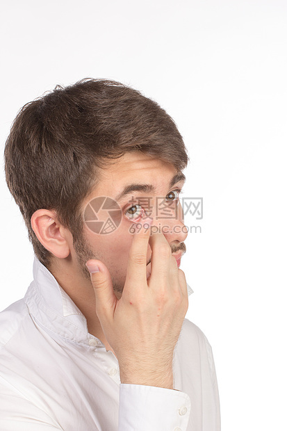 在插入纠正性c时 对男子棕色眼睛的近视疾病化妆品清洁矫正眼球男性瞳孔手指角膜处方图片