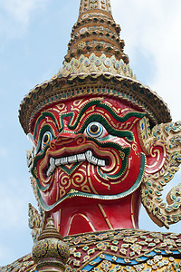 在曼谷大宫紧闭巨佛佛像警卫恶魔旅行信仰奢华建筑学文化游客职员精神图片
