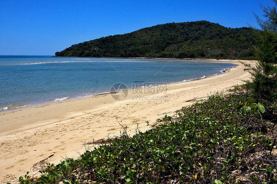 须知海岸线树木衬套爬坡岩石天空小岛泡沫波浪海洋图片