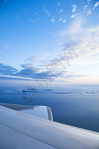 在蓝天飞行机翼飞行时通过窗式飞机看望碰撞乘客力量旅行日落假期晴天土地机器活力图片