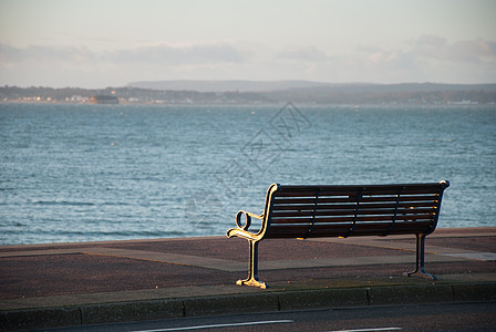 一张俯视孤独者的空椅背景图片
