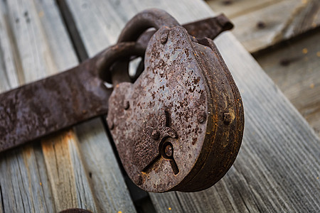 门锁上的旧锁锁氧化木头腐蚀古董入口锁孔禁令警卫安全钥匙图片