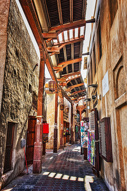 迪拜旧街的阿拉伯街道楼梯历史性古董窗户旅行历史建筑学胡同旅游建筑图片