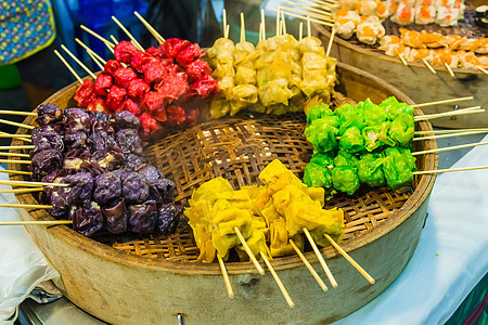 其他许多东南亚国家中流行的民族菜团萨沙Sa文化红色洋葱烧烤炙烤花生小吃美食猪肉食物图片