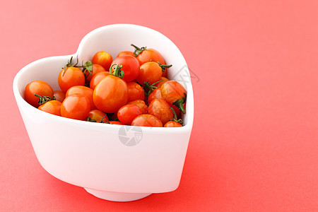 心形的樱桃番茄碗粉色饮食叶子绿色宏观收成食物红色蔬菜沙拉图片