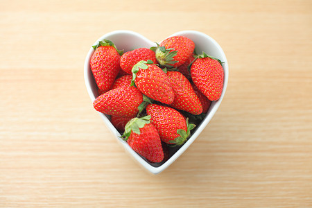 心形草莓碗水果叶子浆果木头饮食桌子红色食物蔬菜白色图片
