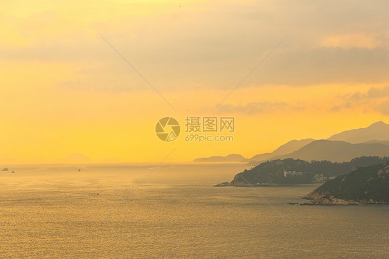 日落海岸旅行场景金子海浪地平线假期石头天空阳光海洋图片