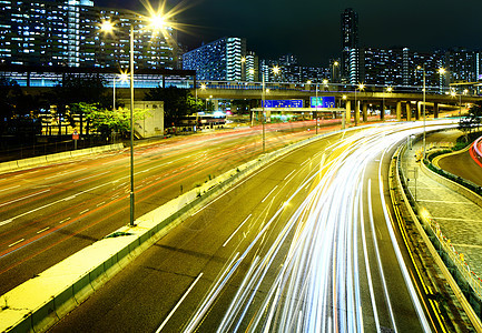 夜间在高速公路上使用交通灯图片