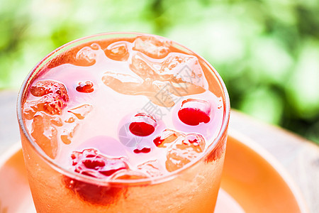 冷冻混合水果果汁苏打水的红樱桃图片