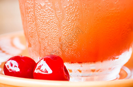 红樱桃装饰冰冻混合果汁图片