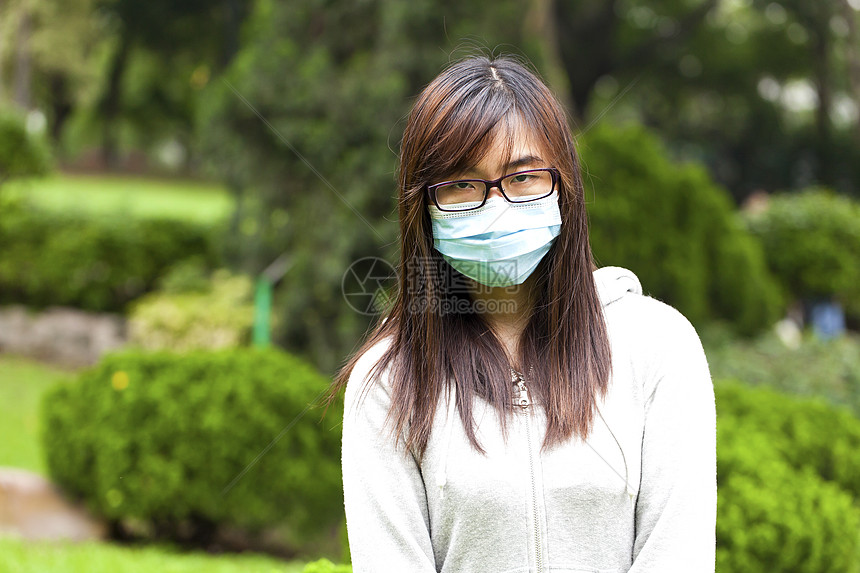 戴医疗面罩的妇女安全街道女性物质飞机场面具流感灰尘症状细菌图片