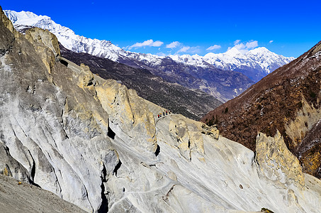 山上登山者在山中行走图片