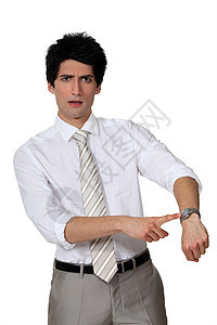商务人士愤怒地指着手表图片