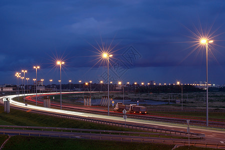 在晚上高速公路的电照明 夜间轨道上的照明桅杆 俄罗斯高速公路背景图片