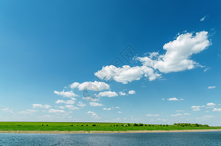 蓝色天空 有白云和河流图片