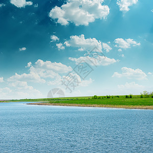 夏季风景 有河流和多云的天空图片