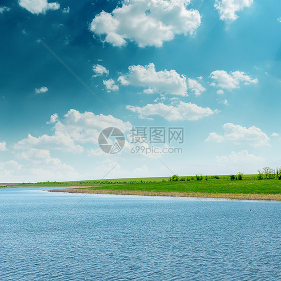 夏季风景 有河流和多云的天空图片