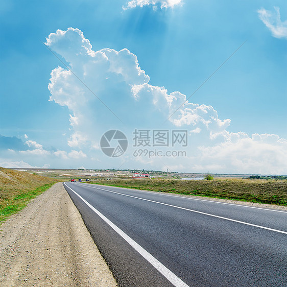 通往阴云地平线的沥青路农村晴天沥青场景交通汽车蓝色城市阳光风景图片