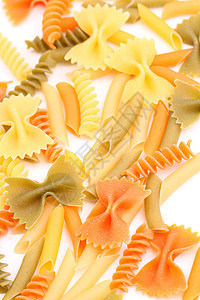 一种不同的意面 三种颜色的特写螺旋黄色面条绿色食物橙子三色派对饺子营养品图片