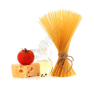 意面意大利面 新鲜西红柿 奶酪 一瓶油和辣椒图片