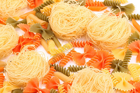 一种不同的意面 三种颜色的特写橙子面条食物派对螺旋三色绿色营养品黄色饺子图片