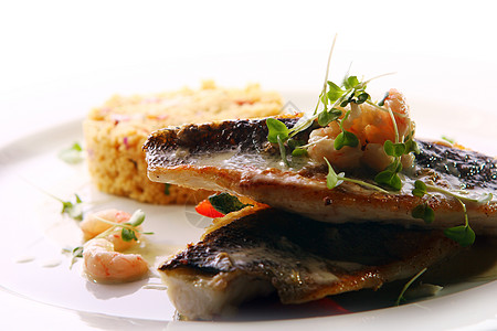 配有大虾的瓜食烤鱼鳕鱼饮食营养鱼片蔬菜餐厅用餐牛扒盘子午餐图片