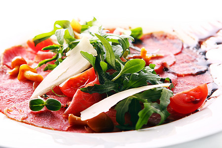 牛肉卡帕西奥 配有鲁科拉食物营养用餐小吃蔬菜香料鱼片胡椒午餐餐厅图片