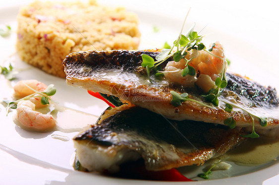 配有大虾的瓜食烤鱼午餐食物餐厅鱼片沙拉饮食蔬菜用餐生活胡椒图片