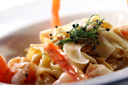 新鲜意大利意面 配有虾宏观菜单饮食营养小吃食物沙拉盘子奶油烹饪图片