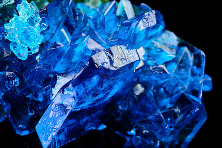 硫酸铜宏观黑色水晶科学蓝色硫酸结晶化学玻璃实验室图片