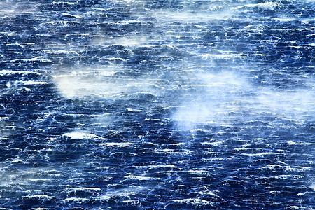 狂浪笼罩着大海愤怒蓝色海浪风暴戏剧性危险天气雷雨图片