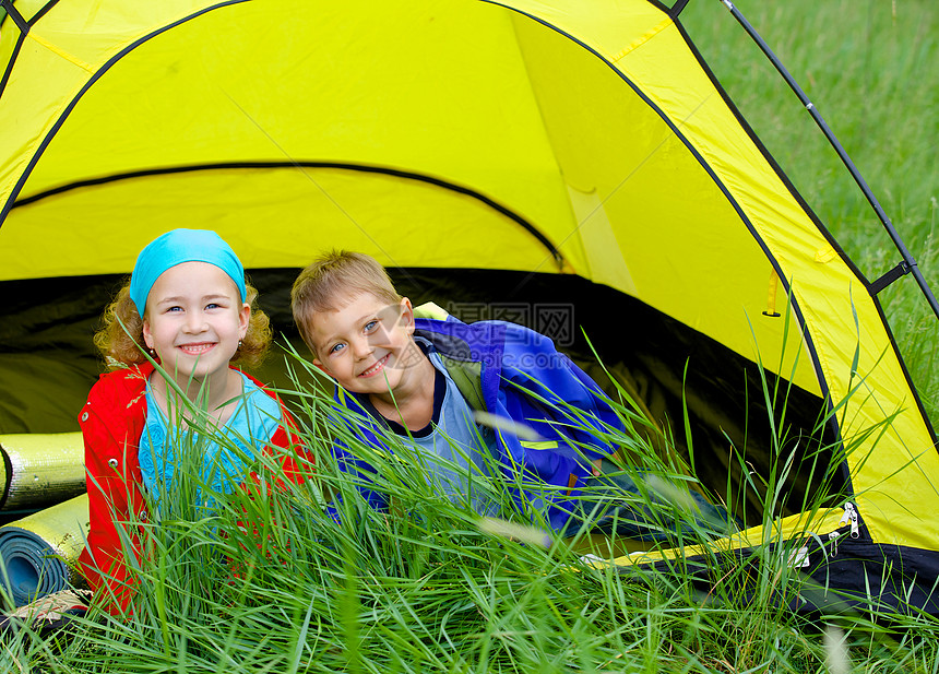 暑期儿童在帐篷中露营女孩姐姐兄弟乐趣活动幸福晴天橙子荒野树木图片