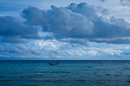 乌云多云的暴风天空气候风暴海景旅行灾难天气危险戏剧性日落海洋图片