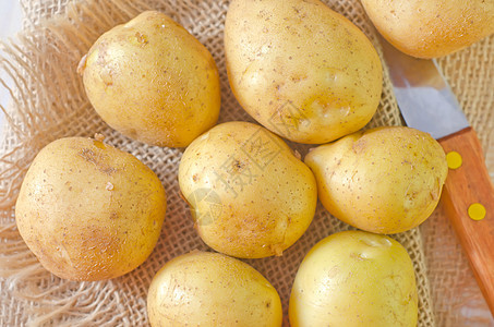 生土豆收成园艺口袋烹饪篮子碳水大部分地面饮食筹码图片
