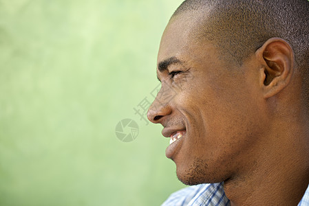 快乐的年轻黑人男子微笑的肖像图片