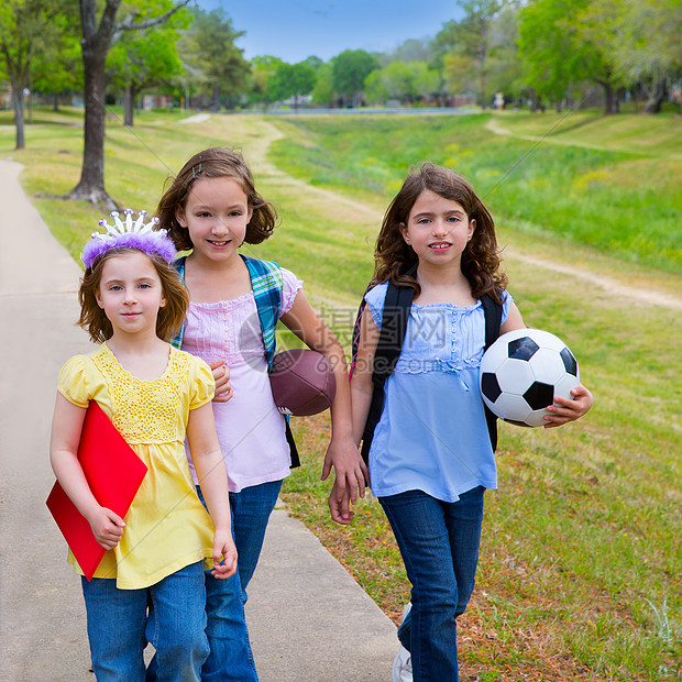 童年女童与运动球一起走在摇摇摇晃中假期女性女孩们双胞胎金发足球微笑派对草地姐妹图片