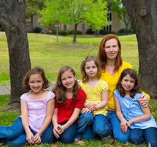 母亲教师和在操场公园的女学生操场幸福享受树木金发孩子们派对老师童年家庭图片
