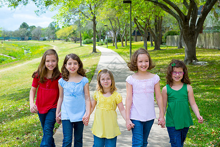 姐妹女孩和朋友儿童群体在公园中行走树木森林团体幸福孩子女孩们女性学校团队派对图片