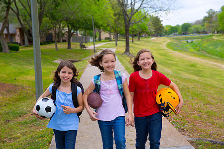 童年女童与运动球一起走在摇摇摇晃中假期团体派对孩子们森林朋友们草地幸福学校孩子图片