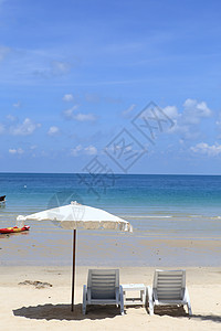 坐在沙滩上休息阳光天空旅游热带风景天堂蓝色太阳树木海岸图片