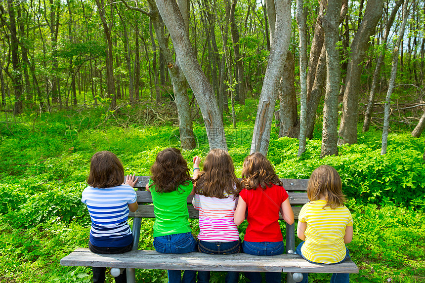 坐在公园长椅上看森林的女童人数图片