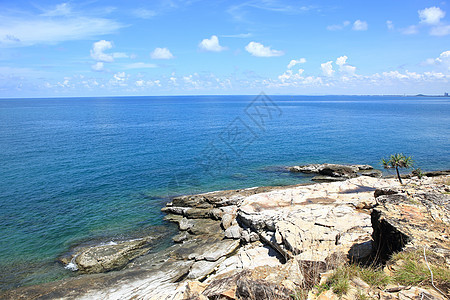 泰国沙美岛岩石阳光植被植物反射波浪全景天空热带支撑图片