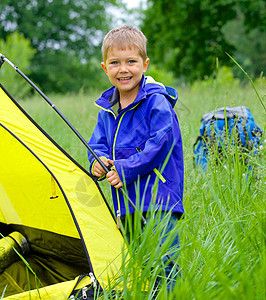 带帐篷的年轻男孩露营闲暇乐趣娱乐树木游客荒野活动幸福孩子背包图片
