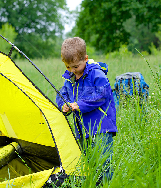 带帐篷的年轻男孩露营营地背包森林晴天娱乐游客冒险活动男生荒野图片