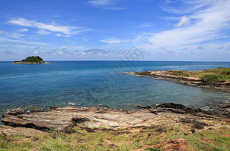 泰国沙美岛岩石树叶晴天石头波浪天空海岸线全景热带植被图片